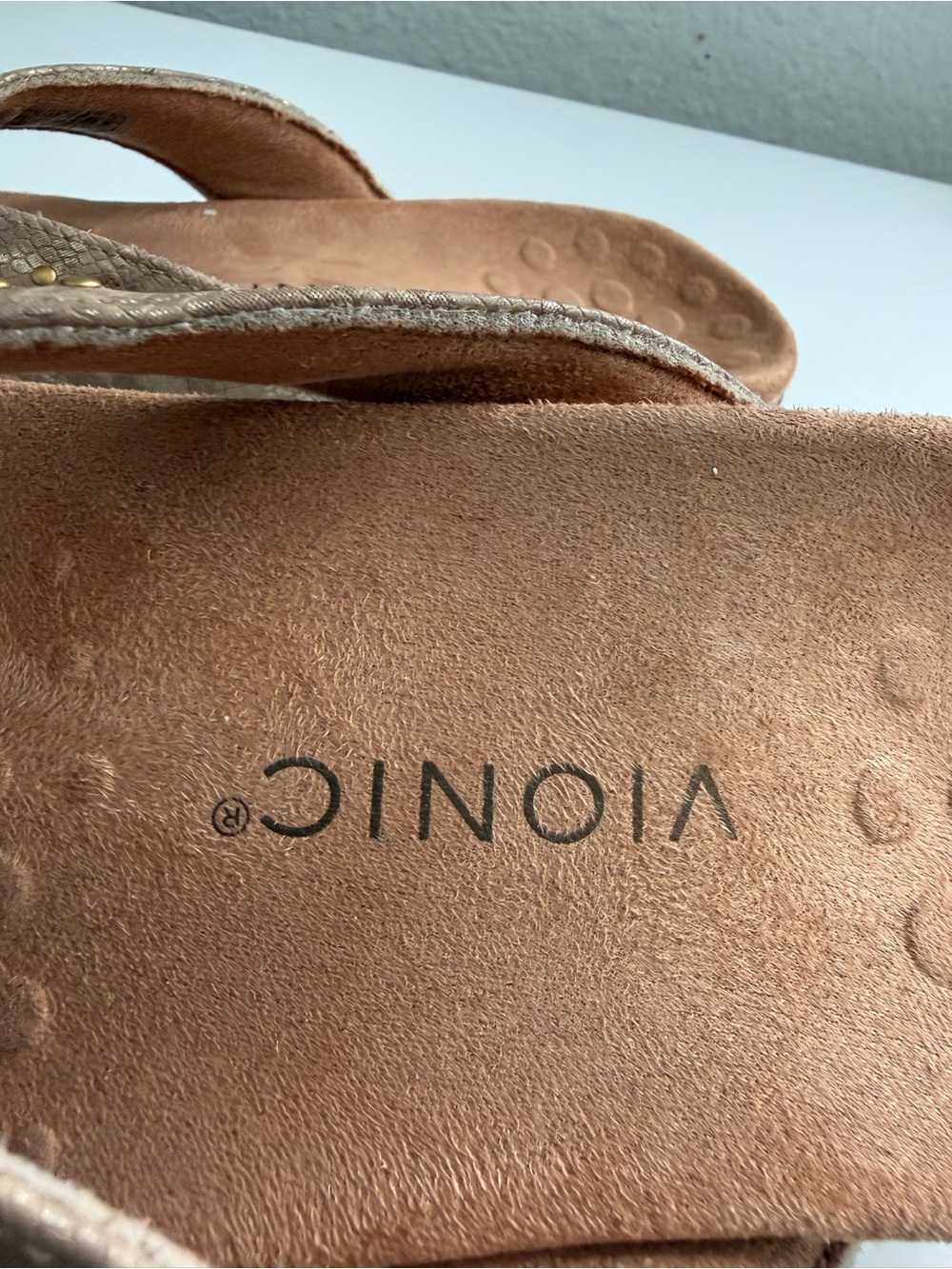 Vionic sandals Women size 9 Taupe Jeweled Thong Sandals with Amber Accents - Picture 3 of 7